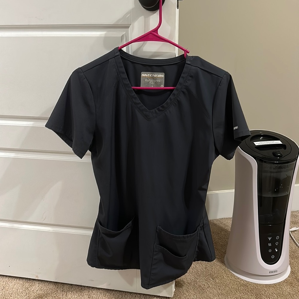 Sketchers scrub top